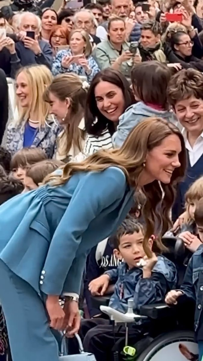 The Princess of Wales has arrived in Italy! 🇮🇹 Kate’s first stop was City Hall in Reggio Emilia - but the royal mom of three couldn’t resist chatting trying out a few words of Italian on some local preschoolers before heading inside ❤️ #katemiddleton #royalfamily 📽️: emilynashhello