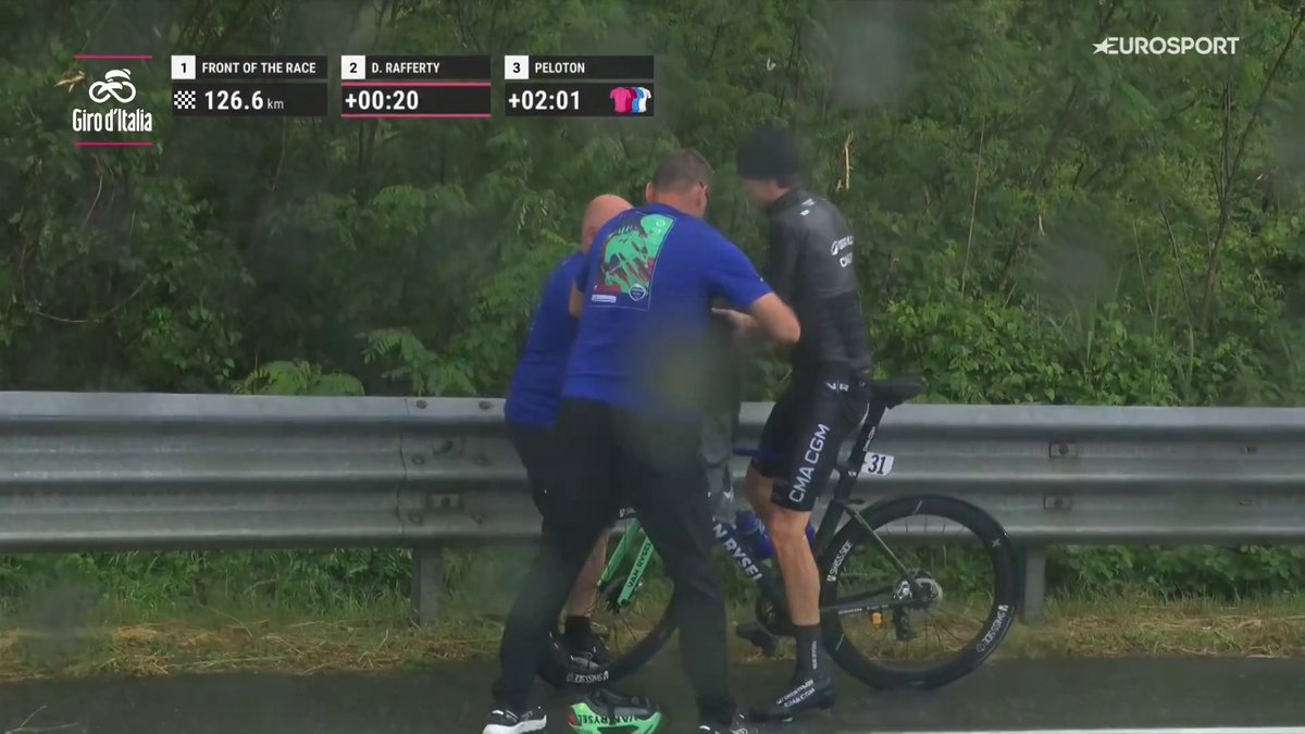 El tembleque de todo un quinto del Tour de Francia 🥶 Felix Gall necesitó ayuda de dos de los miembros de staff de Decathlon CMA CGM para cambiarse ante el aguacero de este miércoles. ¡Y le dejaron sin abrochar! 🤦🏼 #Giroditalia