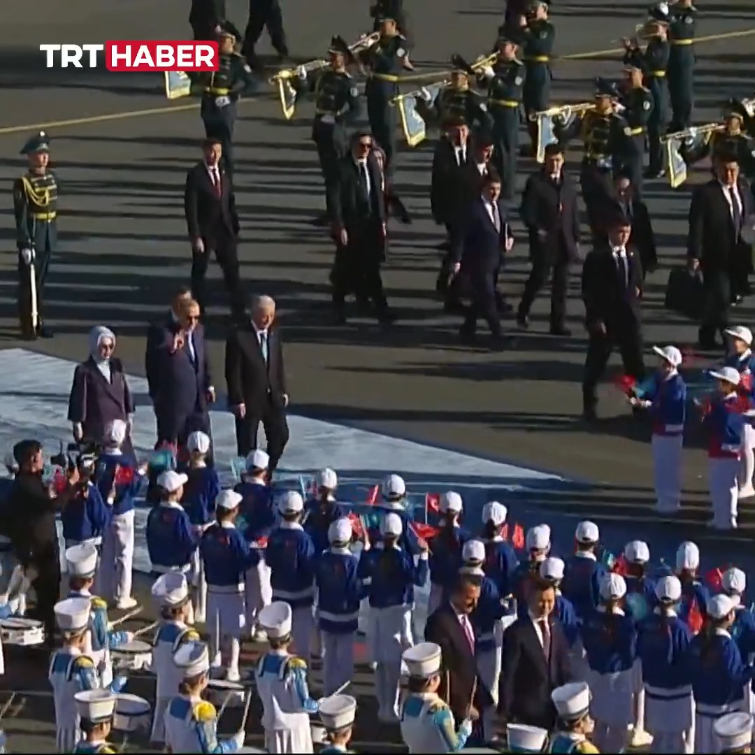 Cumhurbaşkanı Erdoğan, Kazakistan'da Cumhurbaşkanı Tokayev tarafından görkemli bir törenle karşılandı.