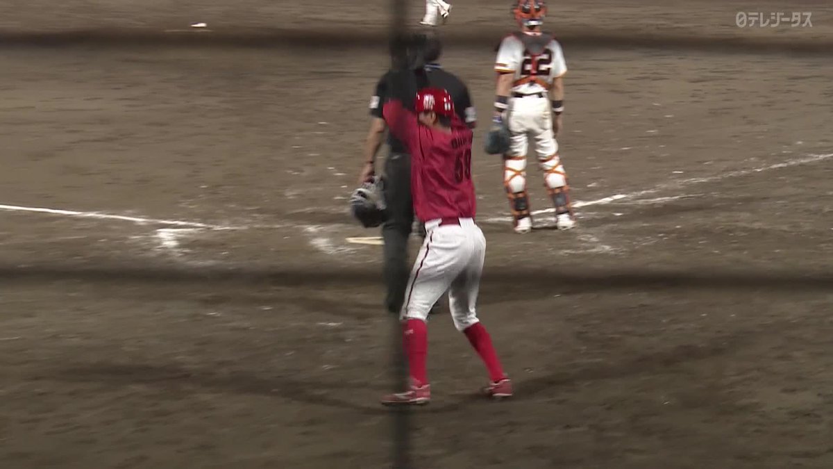 地方球場の魔物 最後にイレギュラーした打球... 小園海斗のバットからカープが勝ち越し ⚾️巨人×広島 #carp