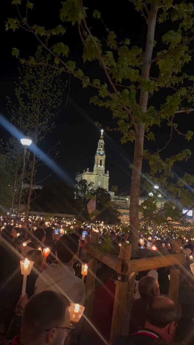 Thousands of Catholics took part in the candlelight procession in Fátima on the eve of the Feast of Our Lady of Fatima. Video: Porta do Ceu