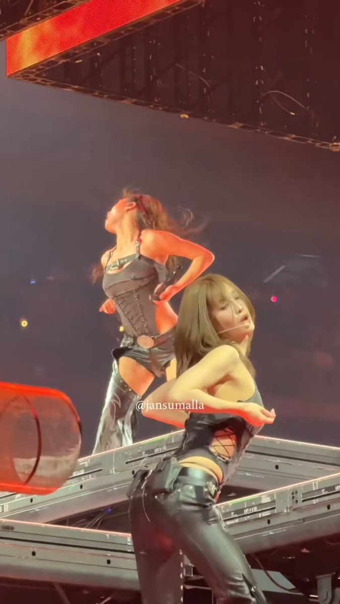 THIS SHOT OF MOMO AND JIHYO