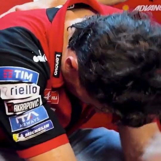 Ese momento en el que Marc Márquez se rompe contando su problema 🥺 Las lágrimas del que lo ha ganado todo... y se ve incapaz de dar su 100% 😔 "Estoy pilotando con brazo y medio" 😯 Esto y mucho más, en el 'Inside' de Ducati #MotoGP 🏁