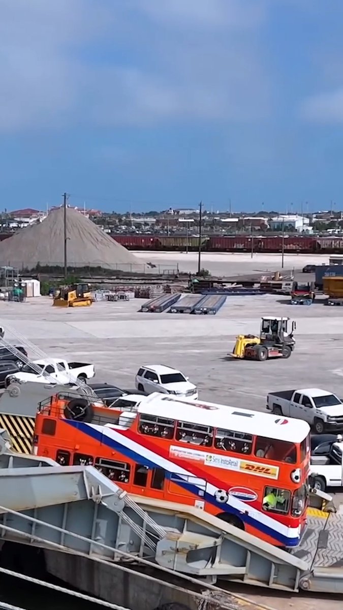 De iconische Oranjebus rijdt van links naar rechts de VS binnen 🧡🚍 📽️ De Oranjebus