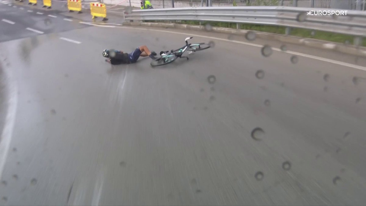 ¡Caída de Eulálio cuando acariciaba la etapa y la Maglia Rosa! Igor Arrieta se echa encima del portugués y vuelve a tener todas las opciones. #Giroditalia