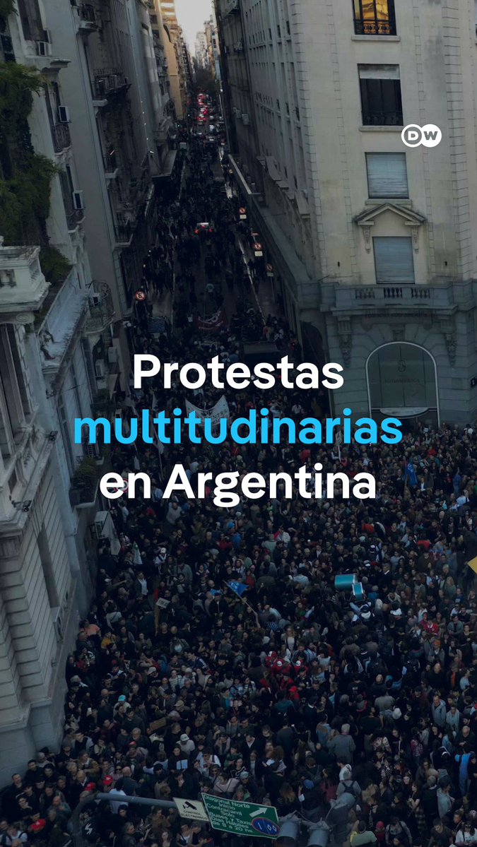 Decenas de miles marcharon contra los recortes a las universidades en Argentina Estudiantes, docentes, investigadores y miembros de sindicatos salieron a las calles en las principales ciudades de Argentina para protestar contra los recortes del presidente Javier Milei al sistema de las universidades públicas. El Gobierno argentino se ha negado a implementar una ley aprobada por el Congreso que financiaría el sistema educativo y aumentaría los salarios, argumentando que contradice la política fiscal del Ejecutivo.