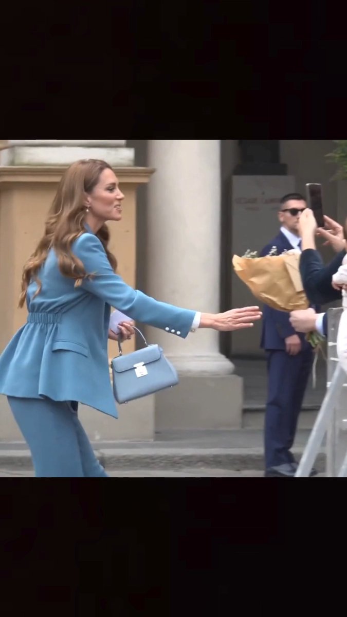 Princess Kate is in Italy 🇮🇹✨ A royal fan tried to get the Princess of Wales' attention with a baby, though in all the chaos she ended up not spotting the little one. She later waved to the crowd, marking the beginning of her first major royal tour in more than three years. 📽️ : Getty #PrinceandPrincessofWales #PrincessKate #RoyalFamily