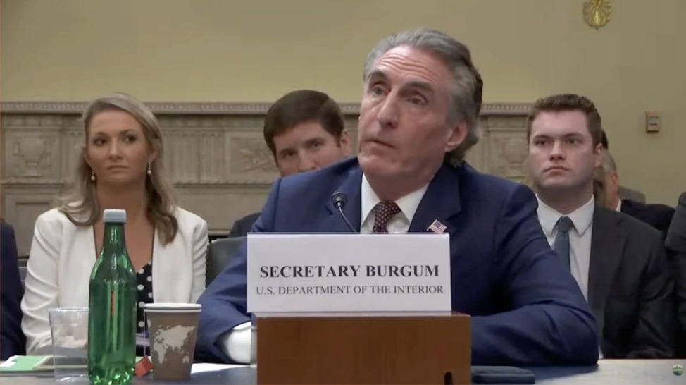 🇺🇸Sec Burgum got schooled by Rep. Magaziner when he claimed that wind and solar power are useless when the wind doesn't blow, and the sun doesn't shine: "We have these things called batteries. We've had them since Benjamin Franklin." Brutal 😂
