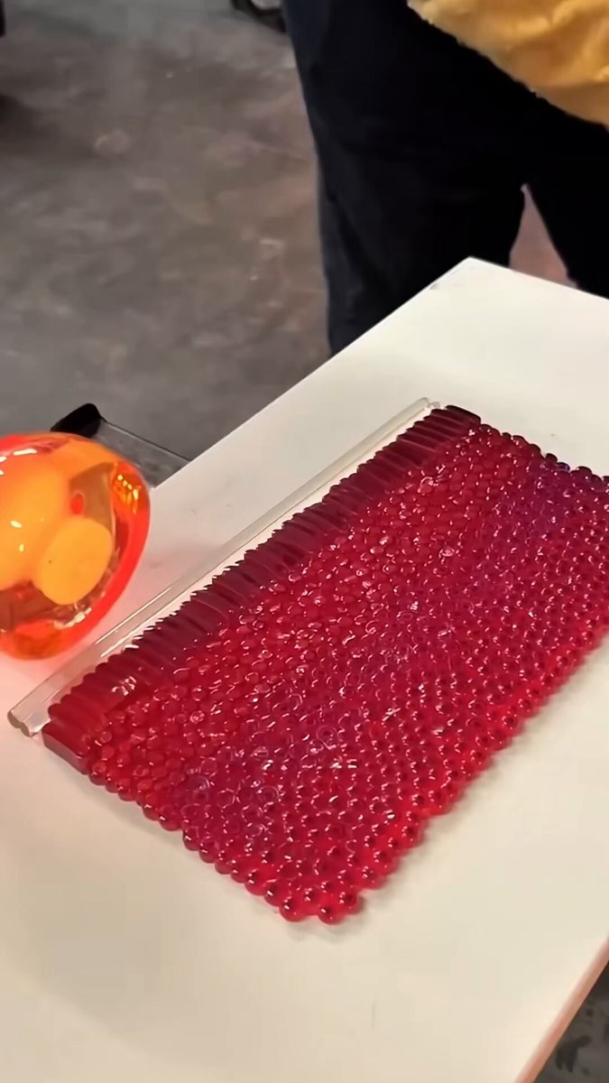 The satisfying process of glass blowing art...