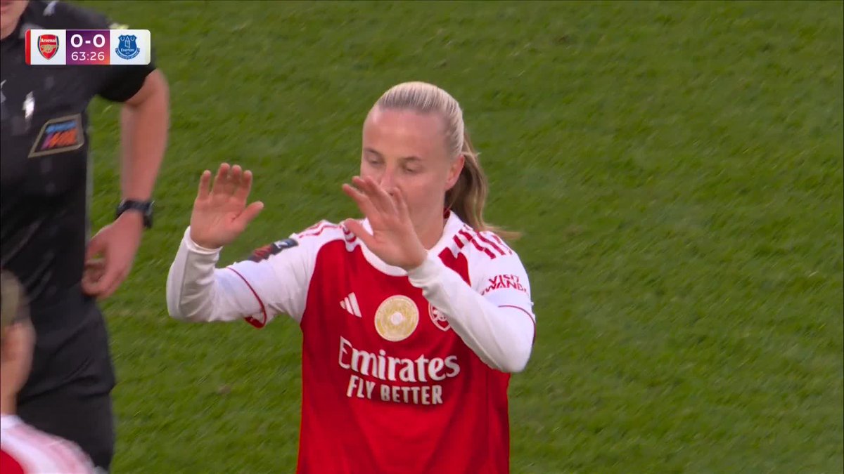 Beth Mead receives a rapturous reception from the home supporters as she leaves the Emirates Stadium pitch for the final time as an Arsenal player. 🥹❤️