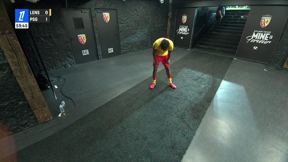¿ATENTO SCALONI? Samson Baidoo, jugador de Austria, sintió una molestia y fue reemplazado en Lens-PSG. La frustración en el pasillo dice todo... 📺 Mirá la #Ligue1 por #DisneyPlus Plan Premium
