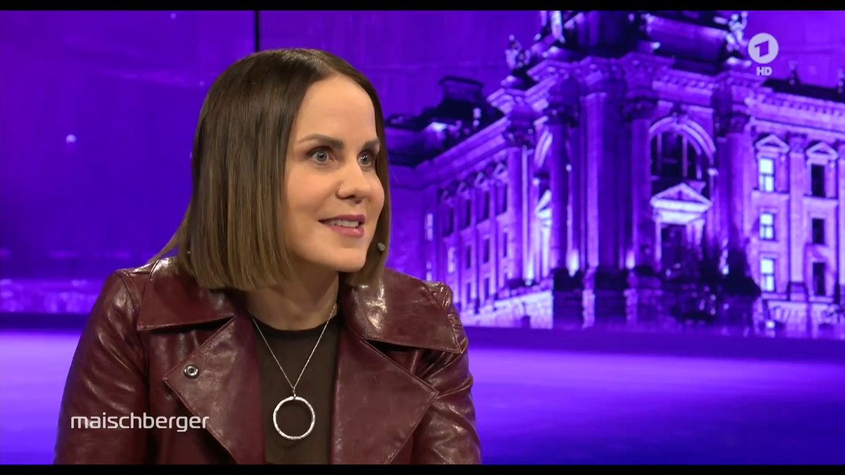 Der Satz, dass Menschen in Sozialsysteme einwandern, „impliziert, dass Menschen gezielt kommen, um hier Sozialleistungen abzugreifen“, so @_SophiaMaier. Die Debatte sei "zynisch", da Fluchtgründe z.B. Krieg, Bomben oder Hunger seien. #maischberger