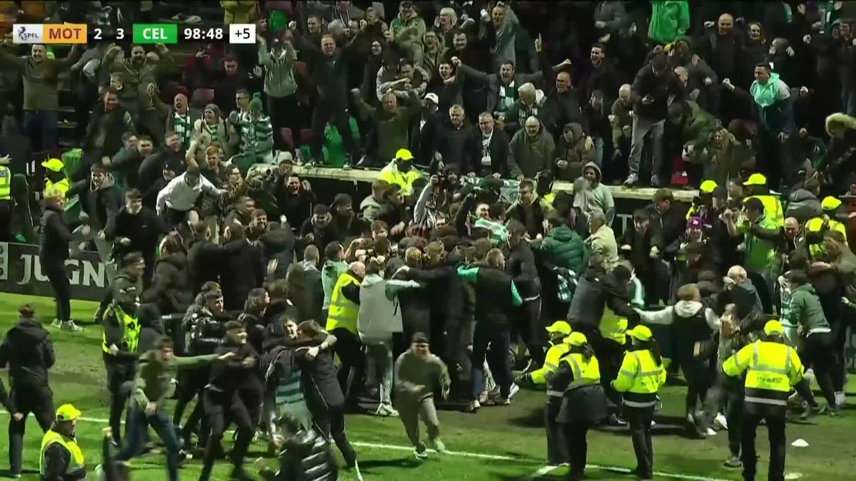 ASTONISHING SCENES IN SCOTLAND AS CELTIC SCORE 99TH-MINUTE WINNER TO SET UP TITLE SHOWDOWN 🤯 The USMNT's Auston Trusty helps win a penalty. Kelechi Iheanacho scores. Celtic go one point behind Hearts, the team they play on the final day of the season 🍿