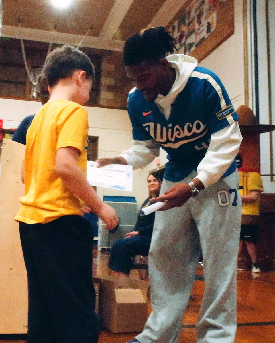 Spreading kindness and joy all throughout MKE 👇 As part of our annual #KindnessInMKE day, Abner Uribe and friends visited Lincoln Avenue School to spread some love and hand out paletas #BeyondTheDiamond