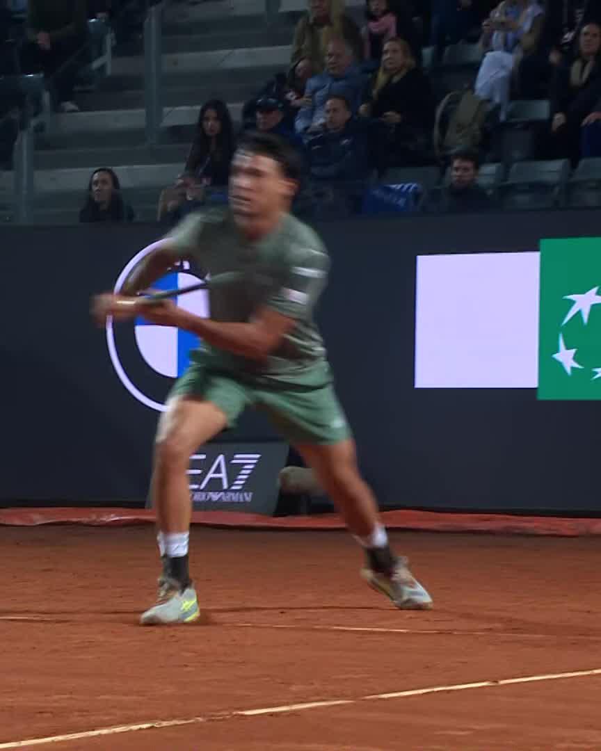 First set, Darderi 💪 The Italian sends the Rome crowd wild after a dramatic and thrilling opening set #IBI26