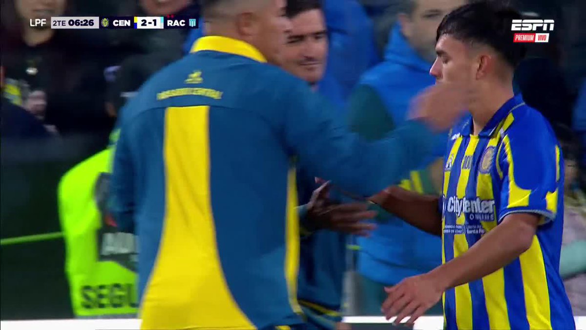 ¡VICENTE PIZARRO, OVACIONADO POR LOS HINCHAS CANALLAS! El chileno dejó la cancha en la victoria de Rosario Central ante Racing... Y así lo despidieron los fanáticos en el Gigante de Arroyito. ▶️ Mira nuestros partidos del 🇦🇷 #TorneoApertura en el Plan Premium de #DisneyPlus