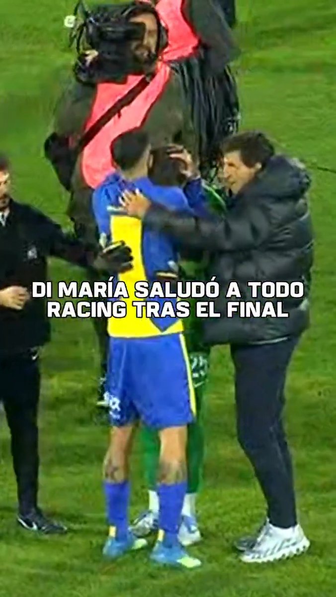 GRAN GESTO DE FIDEO: tras el pitazo final, Ángel Di María fue a saludar a todo Racing. ¡Lindo abrazo con Gustavo Costas!