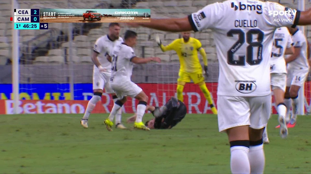 Jogadores do Ceará pediram pênalti neste lance, arbitragem não marcou, e o VAR não recomendou revisão. 📽️sportv / ge