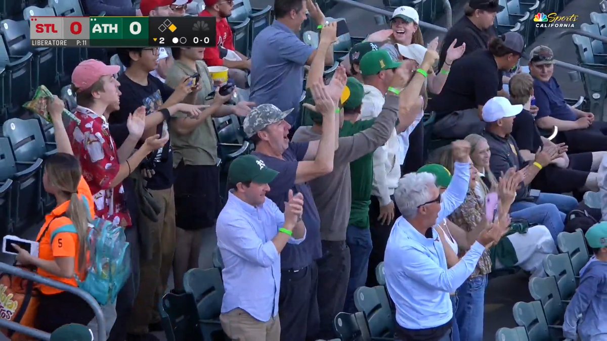 Athletics No. 5 prospect Henry Bolte knocks his first MLB hit in front of his family ❤️