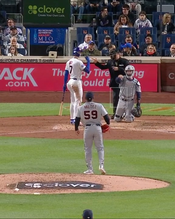 Brett Baty perdió el último reto del ABS que le quedaba a los Mets a pesar de no haber pedido la revisión... 🫣. El umpire de home, Junior Valentine, interpretó que Baty pidió el reto e hizo el anuncio para iniciarlo. A pesar de los reclamos de Carlos Mendoza, la decisión no cambió 🫠.