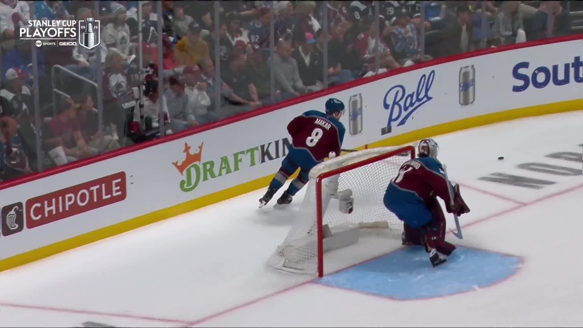 Cale Makar has headed to the locker room after an apparent upper-body injury 😳