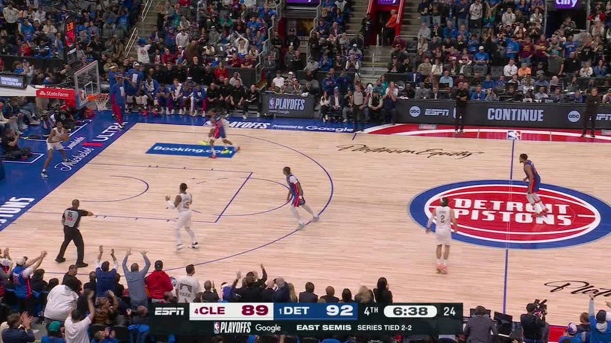 10-0 RUN BY THE PISTONS LATE IN THE 4TH 🔥 DETROIT IS BUZZIN'!