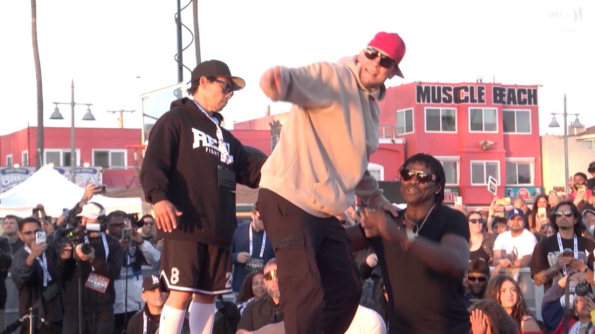 Nate Diaz showing love to NFL and Dallas Cowboys legend Michael Irvin during his open workout 🔥🤝 #RouseyCarano Saturday, May 16 9 PM ET | 6 PM PT LIVE only on Netflix