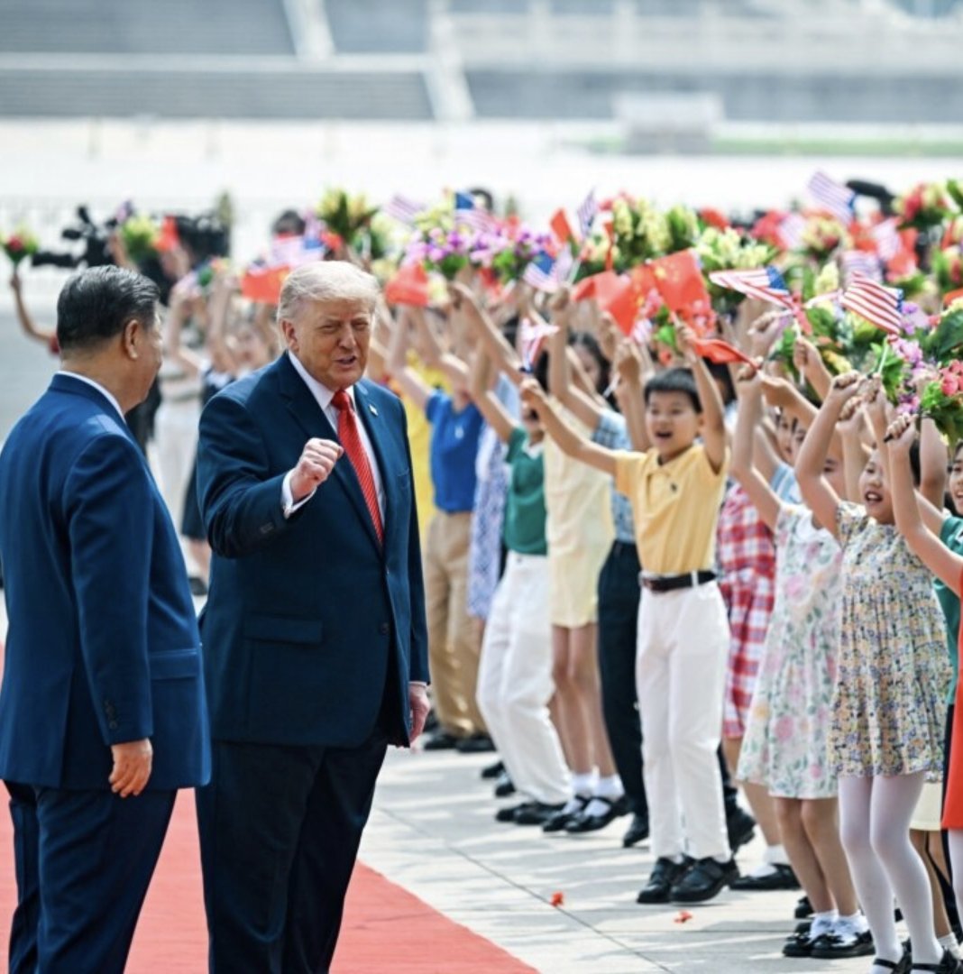 美国总统特朗普14日在北京的人民大会堂前参加欢迎仪式，并与中国国家主席习近平举行双边会谈。 更多：