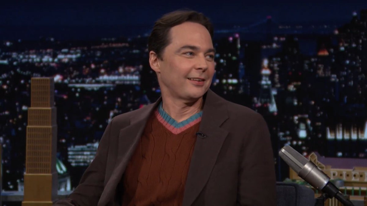 Jim Parsons’ backstage visitors at Titaníque have included Lin-Manuel Miranda, Iain Armitage, and Ariana Grande 😱 #FallonTonight