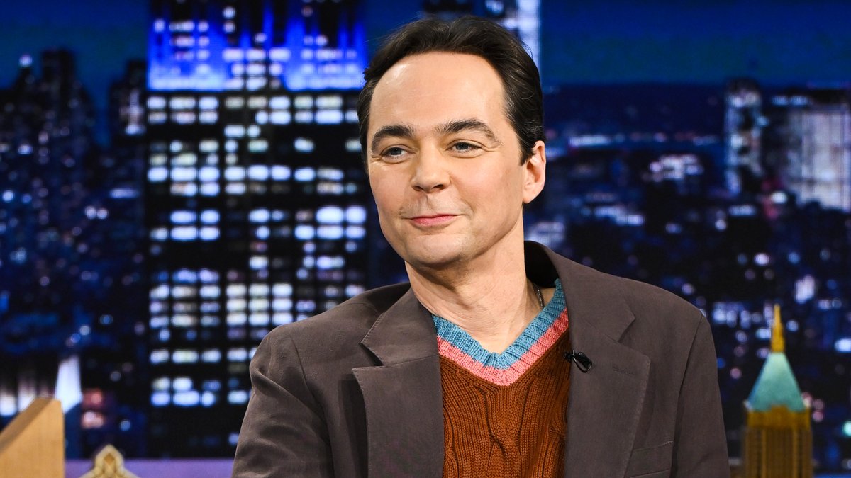 Jim Parsons and Jimmy do a Near/Far interview inspired by Titaníque’s closing number, “My Heart Will Go On” by Celine Dion 🚢 #FallonTonight