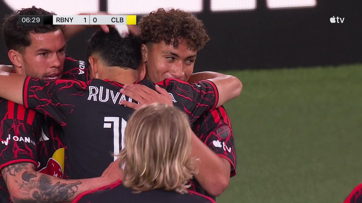 18 lat i 50 dni. 🇺🇸🇵🇱 Julian Zakrzewski Hall dziś w nocy został najmłodszym strzelcem hat-tricka w historii MLS. ⚽⚽⚽ Dzięki jego bramkom NY Red Bulls pokonali 3:2 Columbus Crew. Pierwszy gol Halla w tym meczu. 👇 #MLSpl