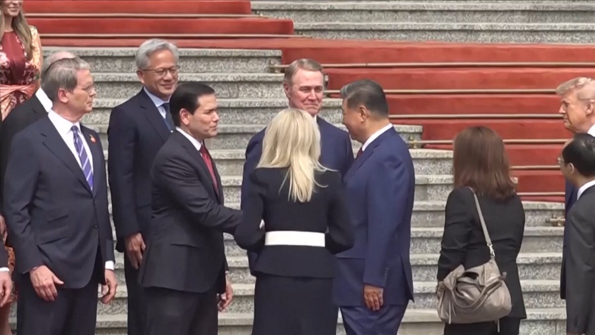 习近平与“被制裁者”卢比奥握手 美国总统特朗普与中国国家主席习近平周四在北京会面。此次随行的官员包括曾二度遭北京制裁的美国国务卿卢比奥。习近平与卢比奥在人民大会堂前握手的画面引发热烈讨论。