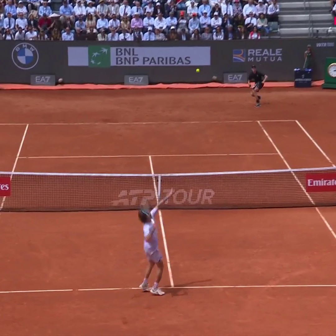 On a tous vécu ça en amateurs 🤣 Le point de l'année pour Rublev, qui loupe COMPLÈTEMENT son smash #HomeOfTennis #IBI26