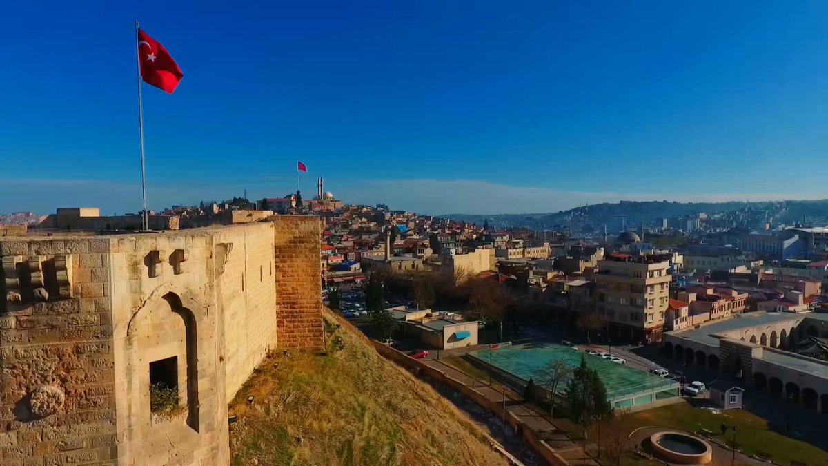 Gaziantep’te düzenlenecek Puanlı Yol Yarışı’nda bisiklet tutkunları aynı heyecanda buluşuyor. 🚴‍♂️🏁 Farklı parkurlarda pedal çevirecek sporcular; hız, dayanıklılık ve performanslarıyla kıyasıya mücadele edecek. 🚴‍♀️ Sporun heyecanını ve rekabet ruhunu bir araya getiren bu organizasyonla Gaziantep, bisiklet sporunun önemli duraklarından biri olmaya devam ediyor. 📅 15-17 Mayıs 2026 ⏰ 09.00 📍 Galle Park – Alleben Göleti