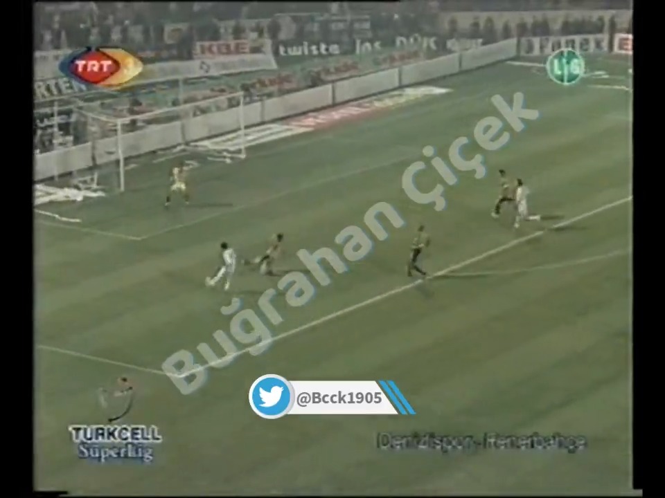 Denizlispor 1 - 1 Fenerbahçe (14 Mayıs 2006) maçın orijinal spikeri Ercan Taner 'in anlatımı ile 88. dakikadan itibaren bitiş düdüğüne kadar süren heyecan dolu anlar... 01:13'te Mustafa Keçeli bombası 💣🎉 01:43'de kaleci Rüştü'nün üzüntüden yerden kalkamayışı 02:42'de Denizlispor tribünü: "İBNE FENER OLAMAZSIN ŞAMPİYON!" demesi 02:57'de Alex'in şaşkın şaşkın bakakalması 03:10'da Ümit Özat'ın yüz ifadesi 05:10'da Fenerbahçe'nin beraberlik golünden sonra "En az 15 dakika" diyen birisi 06:00'da Stattan apar topar çıkan taraftarlar ve en sondaki adamın karşı tribüne orta parmak göstermesi 08:00'da Appiah'ın kafa vuruşu direkten dışarı gidince "aaahhh kahretsin" diyen birisi. 10:25'te Fenerbahçe yedek kulübesinde üzüntüden eliyle yüzünü kapatan adamın hali 10:42'ta Appiah'ın kaçırdığı inanılmaz pozisyon 13:11'de Ve maç biter GALATASARAY ŞAMPİYON! 🎉 Galatasaraylılar için eşi benzeri görülmemiş bir mutlu sondu... #SarıylaKırmızıylaAlnımızınAkıyla