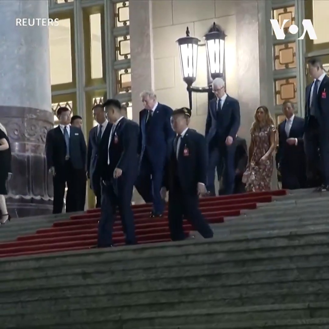 美国总统特朗普当地时间14日晚在北京参加国宴后离开人民大会堂。他在国宴致辞中感谢中国国家主席习近平“盛大欢迎”,称双方当天举行了“极其积极且富有成果”的会谈。特朗普总统还邀请习近平和彭丽媛9月24日访问白宫,并举杯祝愿美中人民之间“深厚而长久的联系”。 更多: