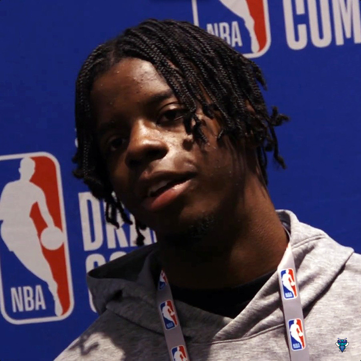 🎙️ Caleb Wilson at yesterday's 2026 NBA Draft Combine interviews: "I met with the Hornets really recently, today actually, and I feel like it was extremely cool. They're a really cool franchise. And I went to North Carolina, so the Hornets was huge where I was in college. That was really cool to talk to them, and I feel like their roster is nice... I was telling them they have a good balance of shooting and physicality with Moussa (Diabate) and Miles Bridges." (📹 Cyro Asseo)