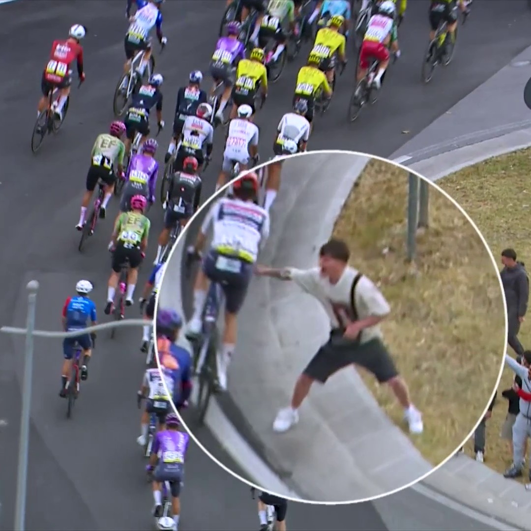 😡 𝐍'𝐈𝐌𝐏𝐎𝐑𝐓𝐄 𝐐𝐔𝐎𝐈 ! Au bord de la route, des spectateurs semblent essayer d'intimider, voire de s'en prendre, aux coureurs du peloton ! Le #Giroditalia est à retrouver en exclusivité sur Eurosport et HBO Max #LesRP