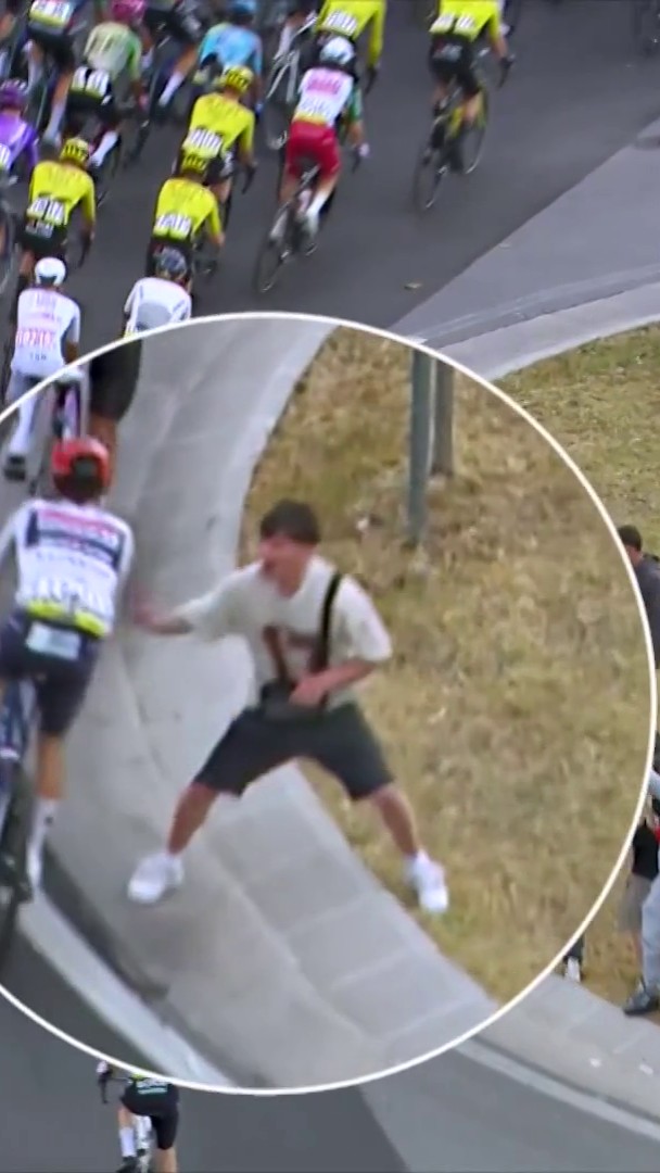❌ UN GESTO DA NON IMITARE ASSOLUTAMENTE ❌ Speriamo che queste immagini aiutino ad individuare i colpevoli! I corridori non si toccano, la loro incolumità è sacra 🤬⛔️ #GirodItalia #EurosportCICLISMO