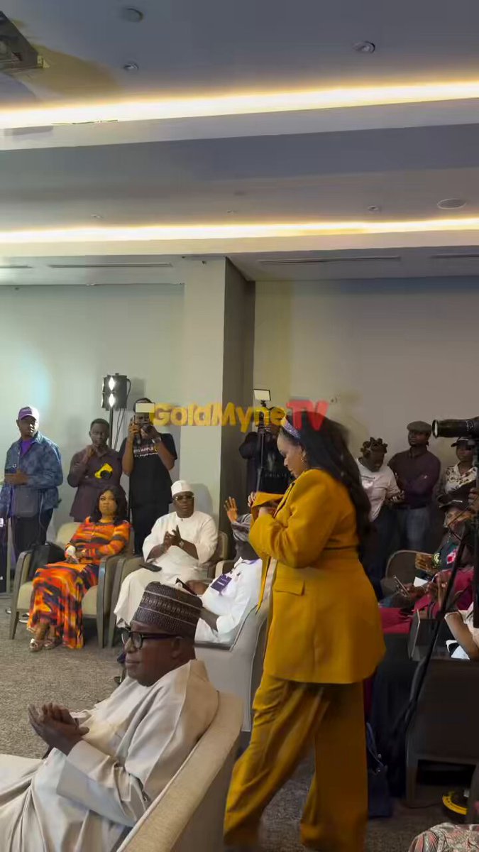 Aunty Bukky Wright did not see Oga Bello at first, immediately she saw him, she went on her knees and she changed her seat and went to sit beside Baba OMOLUABI PATAKI 🥰🥰