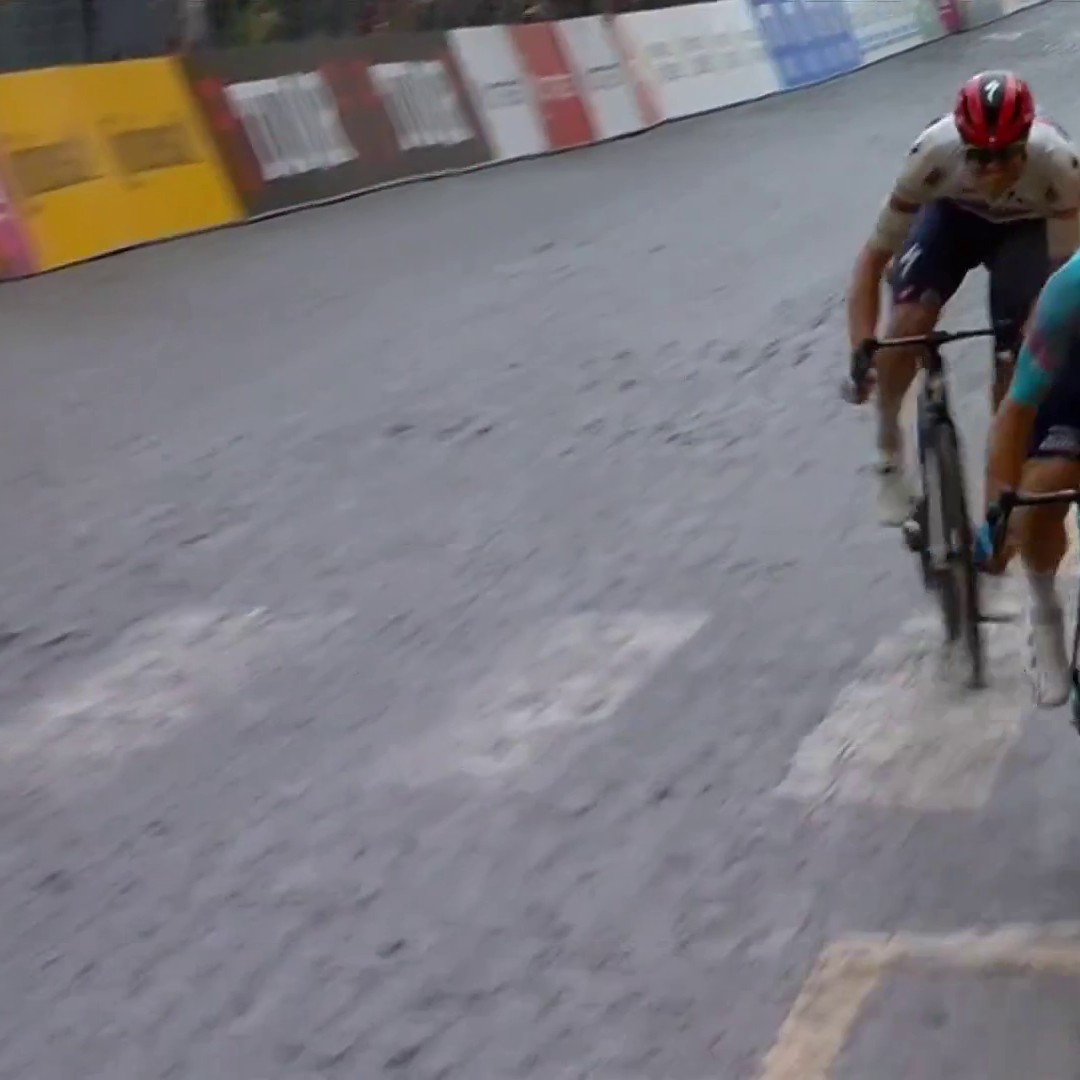 Davide Ballerini capitalises on cobbled chaos! 🫨 The Italian picks up his first Grand Tour stage win after the rain came to cause trouble.