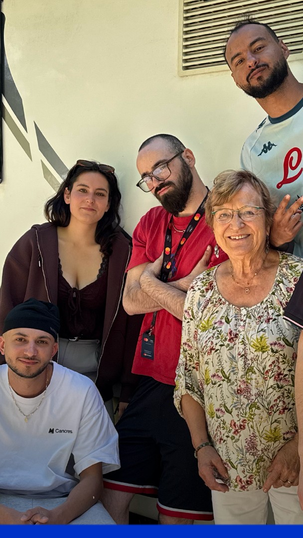 "Avec ma grand-mère, on fait des films depuis tout petit" : ce réalisateur lillois traverse la France en camping-car pour accompagner sa grand-mère, héroïne de son film, au Festival de Cannes Notre reporter Robin Bernaud est allé les rencontrer à leur arrivée