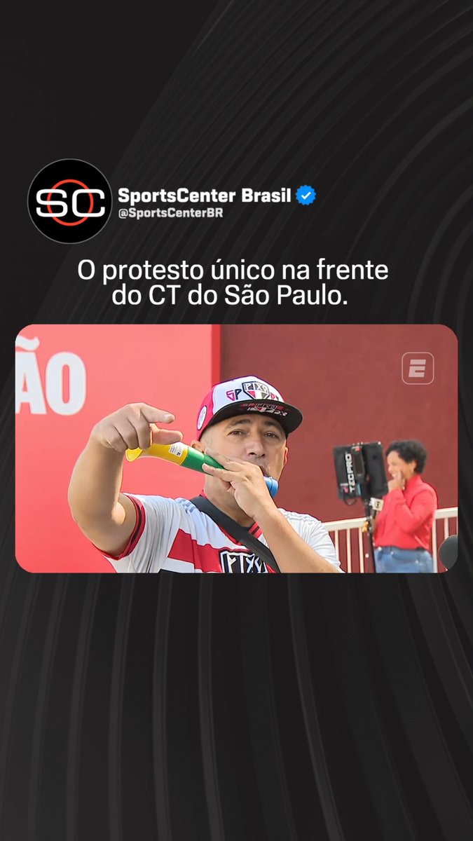 Torcedor do São Paulo faz protesto sozinho em frente ao CT após eliminação na Copa do Brasil. “Vão ter que jogar bola por amor ou por terror. Vai ter protesto todo dia, 2026 está começando agora”, avisou o tricolor. 🎥 ESPN Brasil | SportsCenter Brasil
