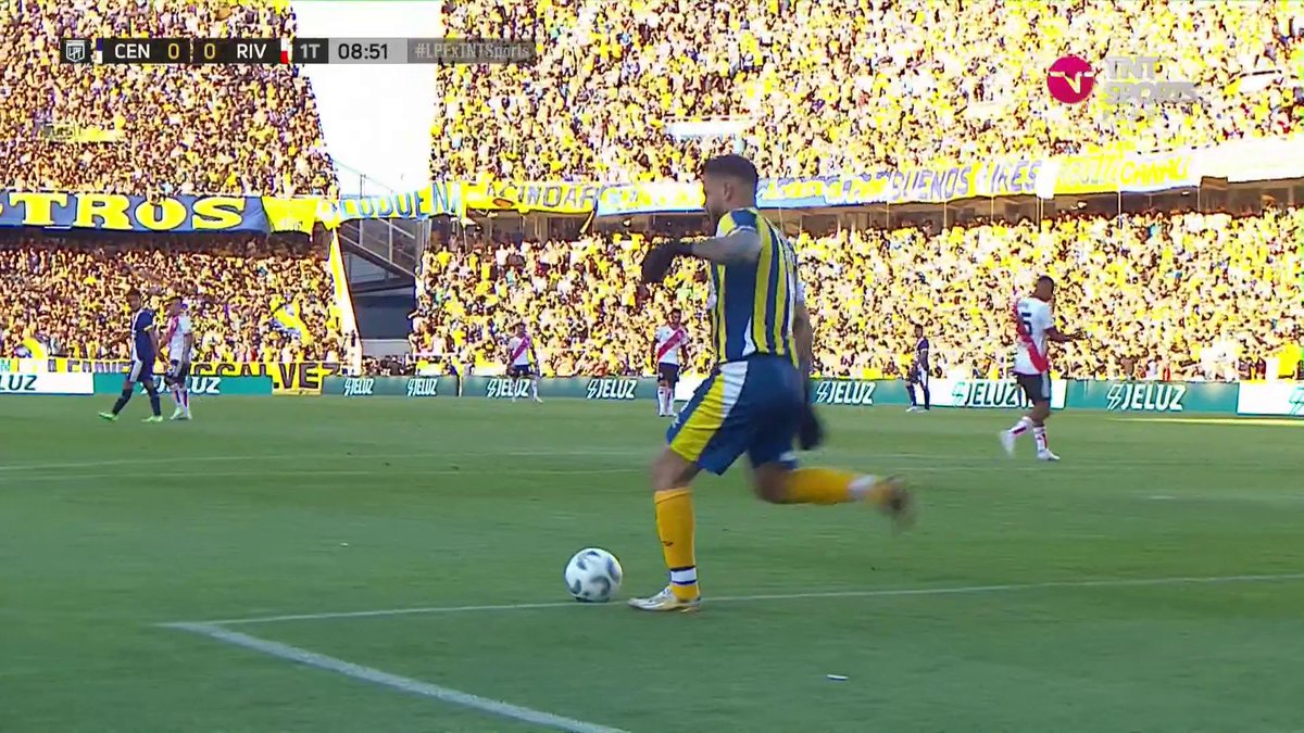 Acá NICOLÁS RAMÍREZ "desconoció" el reglamento: cobró repetición del saque y debió ser tiro libre indirecto para River en el área chica. ¿El rival? Rosario Central, obviamente.