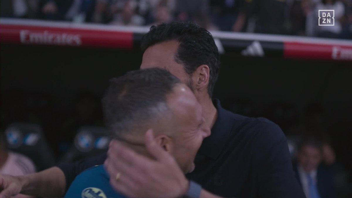 El cariñoso abrazo entre Arbeloa y Cazorla ❤️ No lo dejes nunca, Santi ✨ #LALIGAenDAZN ⚽