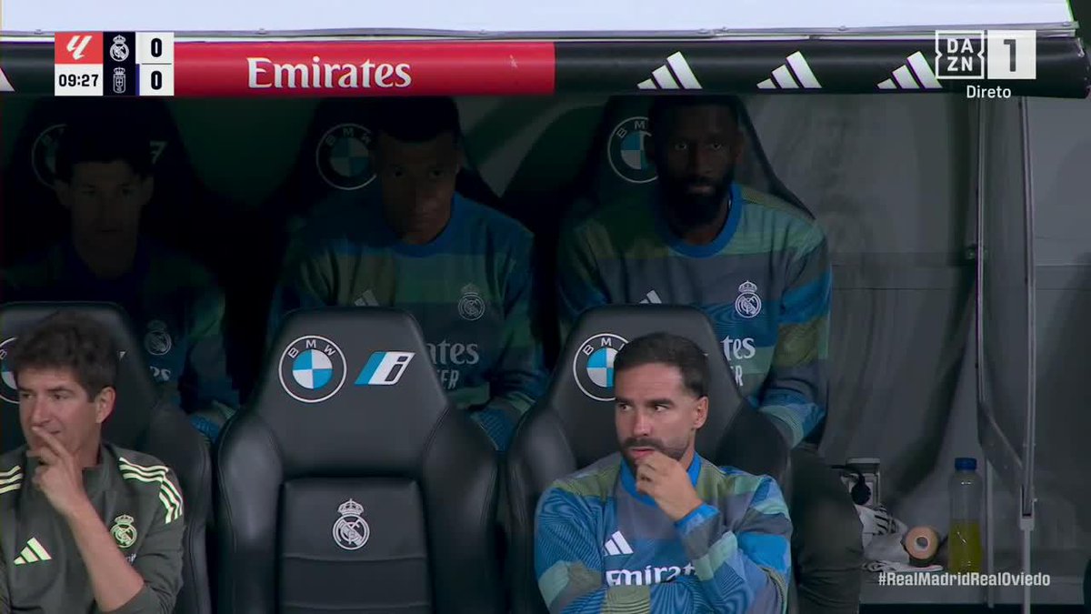 Florentino enganchándose con un socio, Vinicius siendo pitado cada vez que toca el balón, todo el Bernabéu caliente… Mbappé: *cazando moscas*
