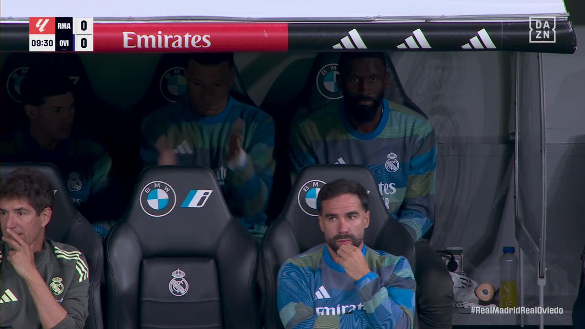 Kylian Mbappé el matamoscas 🪰 Un mosquito perturbó su tranquilidad en el banquillo del Bernabéu 😅 #LALIGAenDAZN ⚽