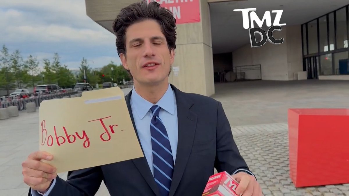 🚨 Jack Schlossberg delivered a subpoena and a bottle of Tylenol to his cousin RFK Jr. Details: