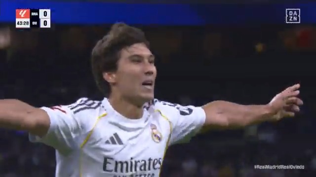 La mano al pecho. A ese escudo que siente como nadie ❤️ GONZALO, DISPUESTO A APROVECHAR CASA SEGUNDO CON LA CAMISETA DEL REAL MADRID #LALIGAenDAZN ⚽