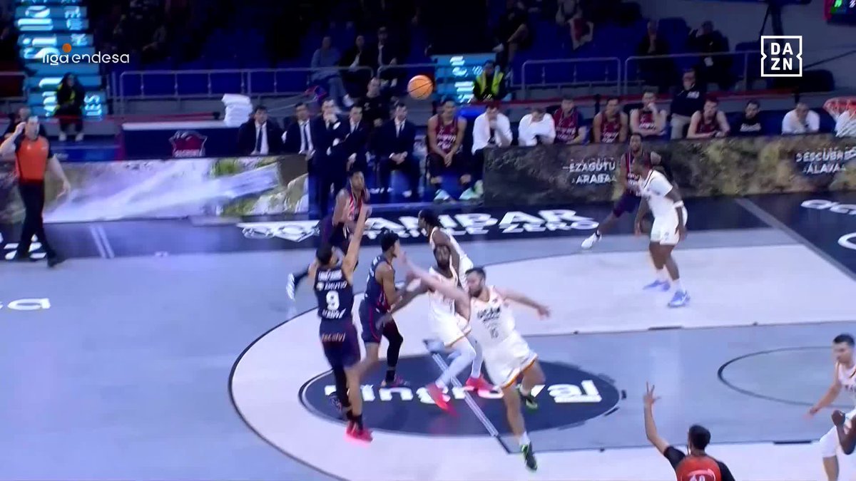 La guinda perfecta al triunfo baskonista 🍒 Luwawu-Cabarrot culminó a la perfección una jugada dibujada con este triple final 🔥 Además de la victoria, Kosner Kosner Baskonia le gana el average a UCAM Murcia. 📺 DAZN España | #LigaEndesa